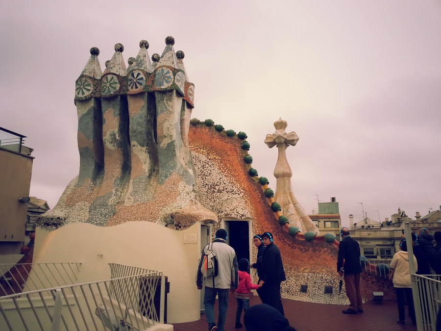 16-02-11-barcelona-on-the-rooftop-of-casa-battlo